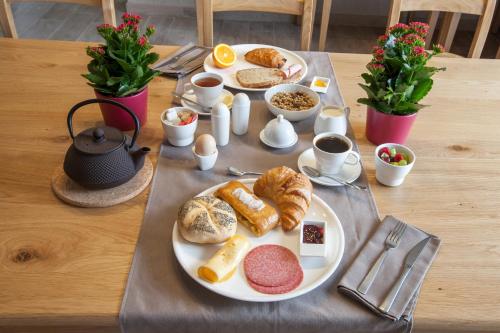 - une table avec une assiette de petit-déjeuner dans l'établissement B&B D'Hollehoeve, à Heist-op-den-Berg