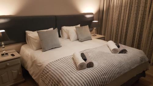 ein Schlafzimmer mit einem Bett mit Handtüchern darauf in der Unterkunft Worcester the Karoo Guest Room in Worcester