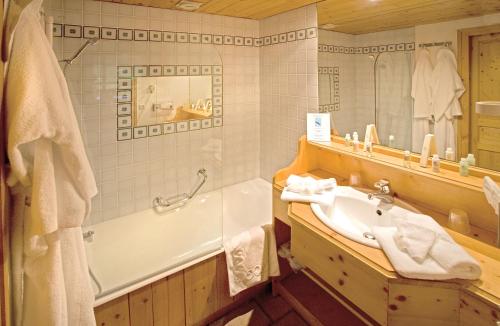 Bathroom sa Hôtel Le Jeu de Paume