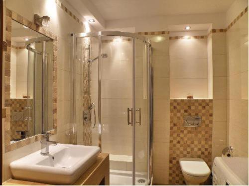 ミエンジボジェにあるAmberのバスルーム(シャワー、洗面台、トイレ付)