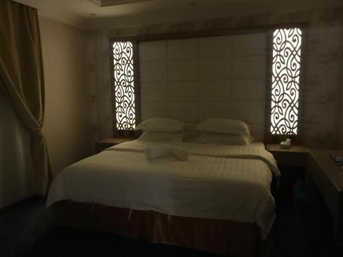Tempat tidur dalam kamar di Ajwaa Suites