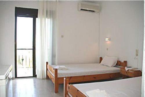 Un pat sau paturi într-o cameră la Thanasis Matsas Rooms