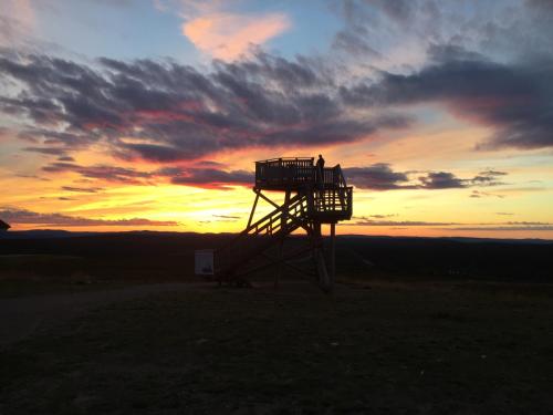 Pogled na izlazak ili zalazak sunca iz ili blizu vikendice