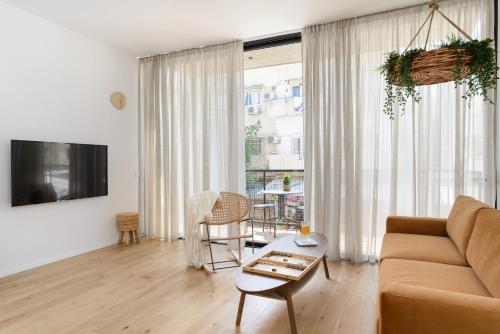 TV a/nebo společenská místnost v ubytování The Rambam Residence - By Localz Group
