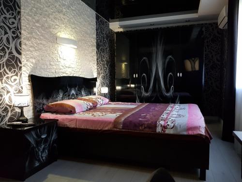 Ένα ή περισσότερα κρεβάτια σε δωμάτιο στο New apartment on prospekt Nauki