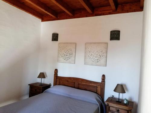 1 dormitorio con 1 cama y 2 lámparas en Casa Rural LUCÍA, en Isora