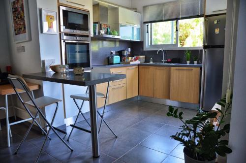 eine kleine Küche mit einem Tisch und Stühlen in der Unterkunft Home away from Home in Paphos City