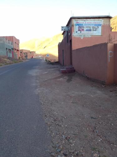 an empty street with a building on the side of the road at Maison D'hote Amazir in Boumalne