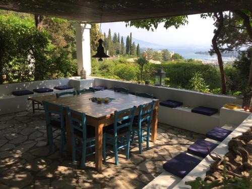 ゴウヴィアにあるAlexandra villasの眺めの良いパティオ(テーブル、椅子付)