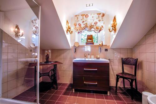 SelcaにあるVilla Shirazのバスルーム(シンク、シャワー、椅子付)