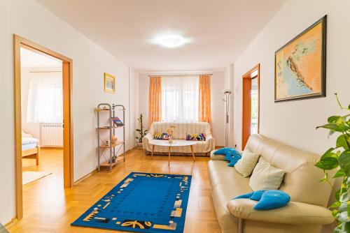 un salon avec un canapé et un tapis dans l'établissement Big 4 bedroom apartment with private parking, à Zagreb