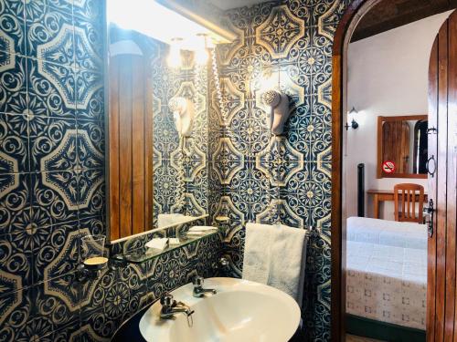 a bathroom with a sink and a mirror at Estalagem Abrigo da Montanha in Monchique