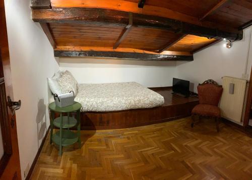 a bedroom with a bed and a chair and a table at Linhouse in Rome