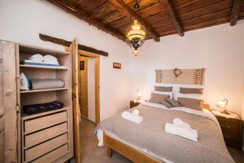 - une chambre avec un lit et 2 serviettes dans l'établissement ARADENA TRADITIONAL House 2, à Arádhaina