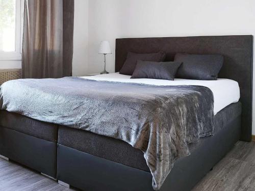 una camera da letto con un grande letto con una coperta sopra di Luxury Central Apartment a Saint-Louis