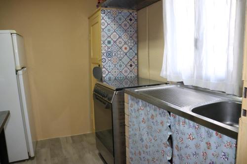 a small kitchen with a sink and a dishwasher at Casa de Mello in Melo