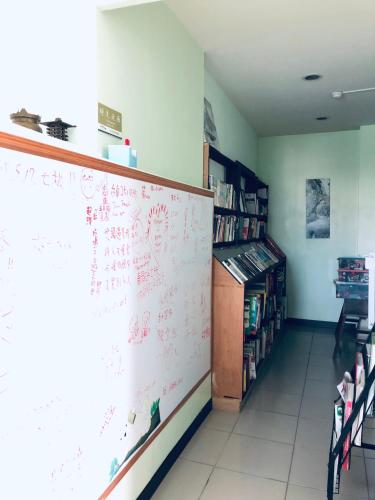 a large whiteboard in a classroom with writing on the wall at Lai Chi Te Hotel in Tainan