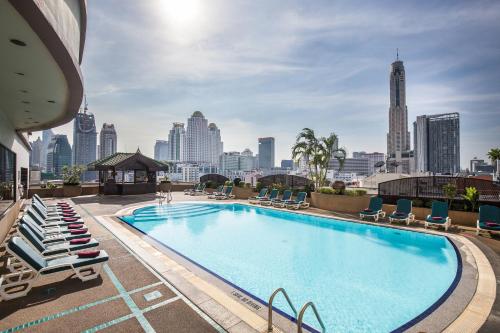 una piscina en la parte superior de un edificio con vistas al perfil urbano en Ramada by Wyndham D MA Bangkok, en Bangkok