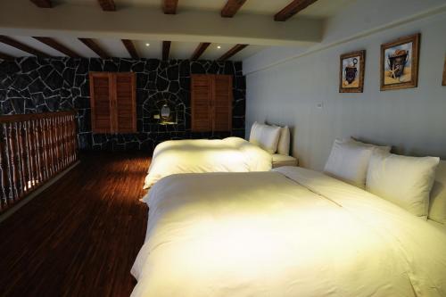 a bedroom with two beds in a room at Chateau Villa in Toucheng