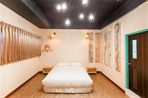 Llit o llits en una habitació de DongNing Atlas Hotel