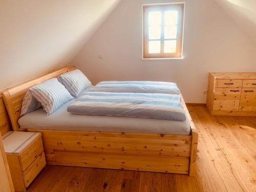 A bed or beds in a room at REnthouse - Ferienhaus am Weinberg