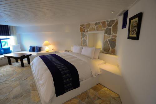 頭城的住宿－夏朶沙灘渡假會館，酒店客房设有一张大床和一张沙发。