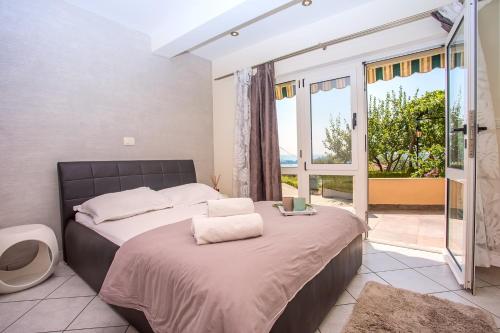 Un ou plusieurs lits dans un hébergement de l'établissement Villa Paula with 7 bedrooms, heated 36sqm private pool, Jacuzzi, Gym and sea views
