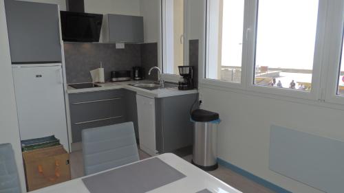 Dapur atau dapur kecil di FRONT DE MER ET FALAISE 317 1er Étage Lit fait WifI Taxe de Séjour incluse