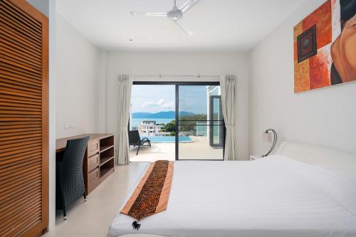 - une chambre avec un lit et une vue sur l'océan dans l'établissement 2 Bedroom Seaview Villa Plai Laem B1 SDV203-By Samui Dream Villas, à Choeng Mon Beach