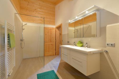 a bathroom with a sink and a shower at Ferienwohnung Lechenhof in Söll