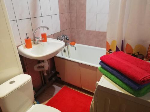 a bathroom with a sink and a toilet and a bath tub at Заслонова 24 центр города in Salihorsk