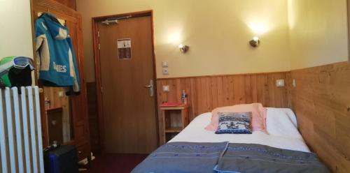 a small room with a bed and a door at Le Dôme in Tignes