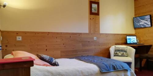 a bedroom with a bed and a chair at Le Dôme in Tignes