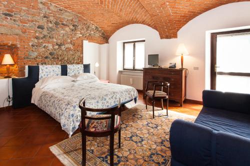 a bedroom with a bed and a desk and a couch at Residenza Del Lago in Candia Canavese