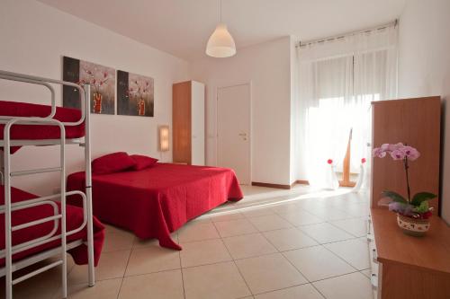 1 dormitorio con 2 literas y manta roja en B&B Residenza Bianco en Castellana Grotte