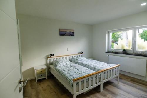 sypialnia z łóżkiem i oknem w obiekcie Ferienwohnung Essen - Zentral im Ruhrgebiet w Essen