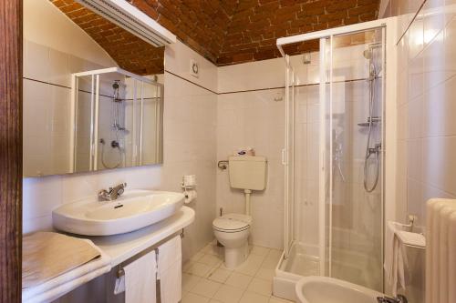 uma casa de banho com um lavatório, um WC e um chuveiro em Residenza Del Lago em Candia Canavese