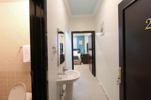 Ένα μπάνιο στο Al Qaswaa Furnished Apartements