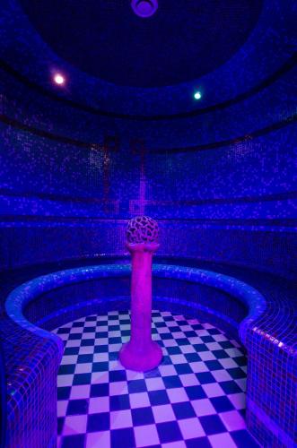 a room with a pink pillar on a checkered floor at Hotel Wellness & Spa Nowy Dwór in Rzeszów