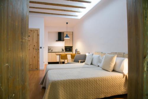 Postel nebo postele na pokoji v ubytování Las Coles Apartasuites