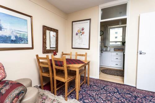 jadalnia ze stołem i krzesłami oraz kuchnia w obiekcie chez Guinevere w Londynie