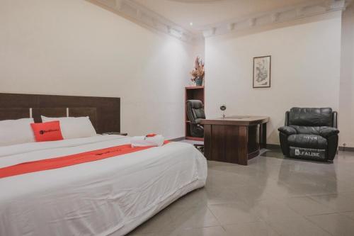 Säng eller sängar i ett rum på RedDoorz Premium @ Jalan Pal 10 Jambi