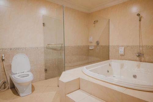Ett badrum på RedDoorz Premium @ Jalan Pal 10 Jambi