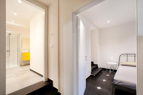 una camera con un letto e una camera con un bagno di Old Villa stylish apartment a Genova