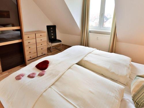 ein Schlafzimmer mit einem Bett mit zwei Herzen darauf in der Unterkunft Appartement 34 - Ostseedomizil in Timmendorfer Strand