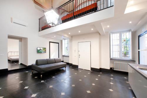 un ampio soggiorno con divano e scala di Old Villa stylish apartment a Genova