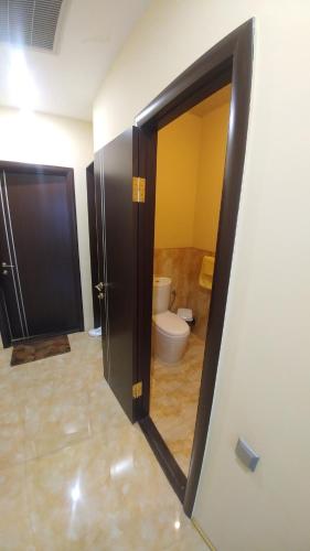 Ένα μπάνιο στο Seven Eleven Apartment HOTEL in Most City