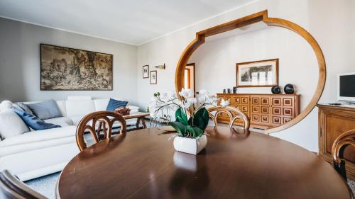 sala de estar con mesa de madera y sofá en Villa Dervio, en Dervio