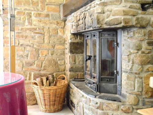 pared de piedra con horno de piedra en una habitación en Luxury Pet friendly Chalet in Bi vre near Forest, en Bièvre