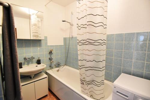 a bathroom with a sink and a toilet and a tub at Ferienwohnung in Duisburg Monteurwohnung in Duisburg